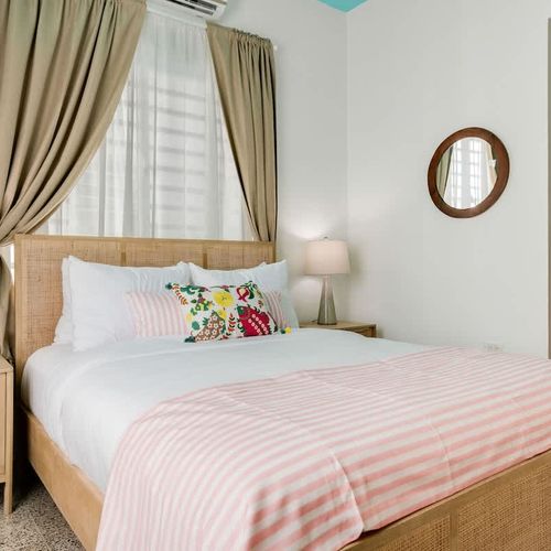 Simplicity meets comfort in this minimalist bedroom, designed for ultimate relaxation.