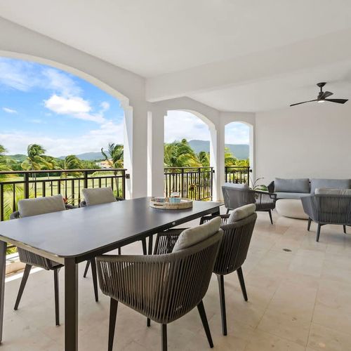 This large balcony is perfect for enjoying the stunning views of the golf course and tropical scenery. With a stylish dining table, comfy seating, and a ceiling fan for a breeze, it’s great for al fresco dining or just relaxing with a drink and a boo