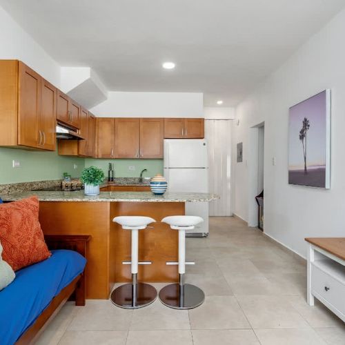 Fully equipped kitchen with a breakfast bar and modern decor.