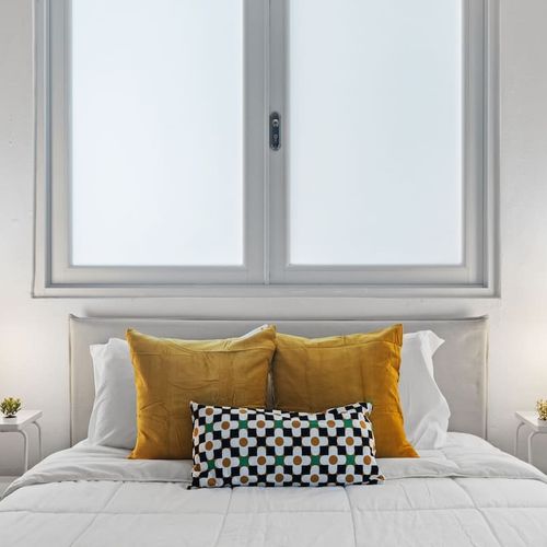 Soft glow, soft pillows – the perfect recipe for a cozy reading nook.