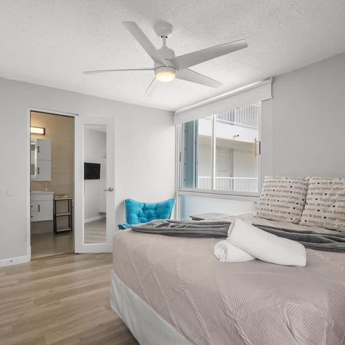 Wake up refreshed in this elegant bedroom. Featuring a cozy bed and tasteful decor, it's the perfect peaceful haven for your vacation.