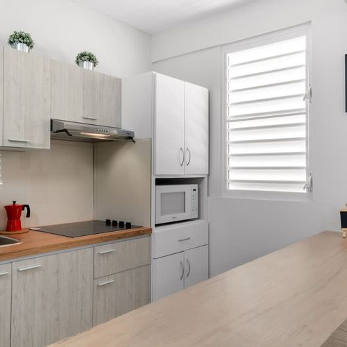 Fully equipped kitchen with ample prep space. Ready for snacks.