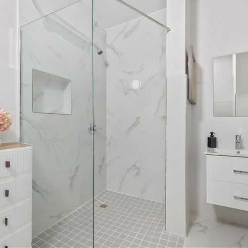 Modern fixtures and great lighting for getting ready.