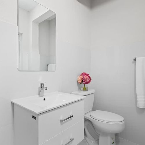 Immaculate bathroom.