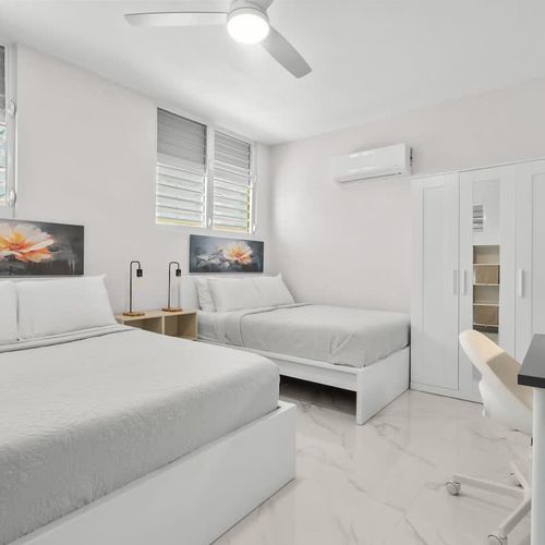 Crisp, white linens for a five−star stay. Excellent lighting.