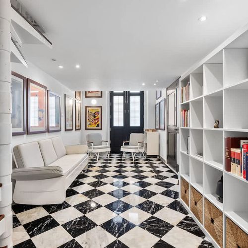 Relaxed seating: Comfortable sofa and inspiring art on the wall.