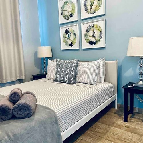 Drift into a restful sleep! Our spacious principal bedroom features a luxurious queen-size bed and an essential air conditioner for your ultimate comfort.
