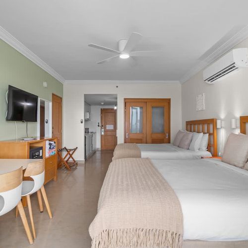 Perfect for families or friends: two queen-sized beds, individual air conditioning, and a ceiling fan ensure maximum comfort