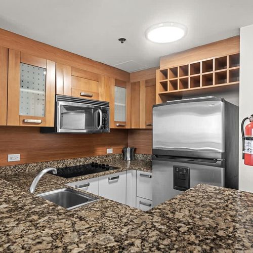 Compact yet fully equipped, this sleek kitchenette features a microwave, stovetop, and all the essentials for brewing your morning coffee or preparing light meals. Perfect for those who enjoy a touch of home-cooked comfort while traveling.