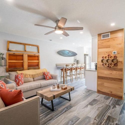 Welcome to 400 South, the nicest and newest "aparthotel" in Cocoa Beach!  This colorful, surf-themed unit is the perfect landing spot for couples, families and friends to explore the sandy beaches, local attractions, and obviously the renowned Space C