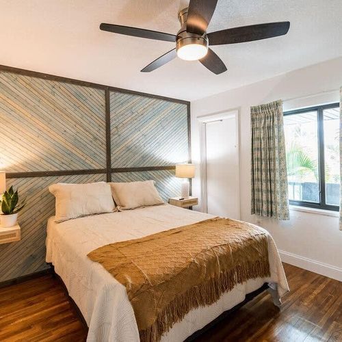 Next, the queen bedroom is no less delightful. Its modern decor provides the right ambiance while the roomy window lets the Florida sun in – unless you use the room darkening drapes!