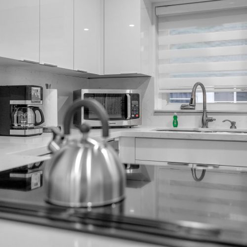 Discover a renovated and modern kitchen that comes equipped with all the essentials for your meal preparation needs.