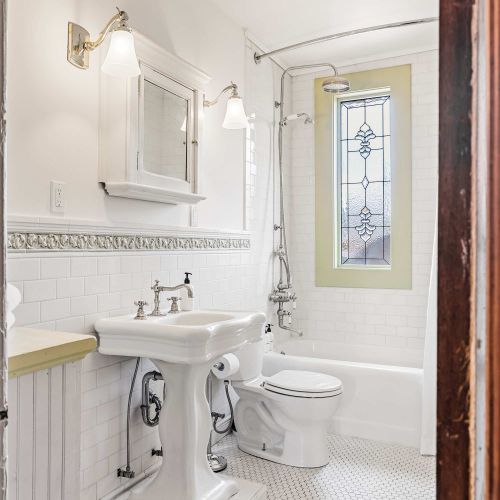 2nd floor full bathroom