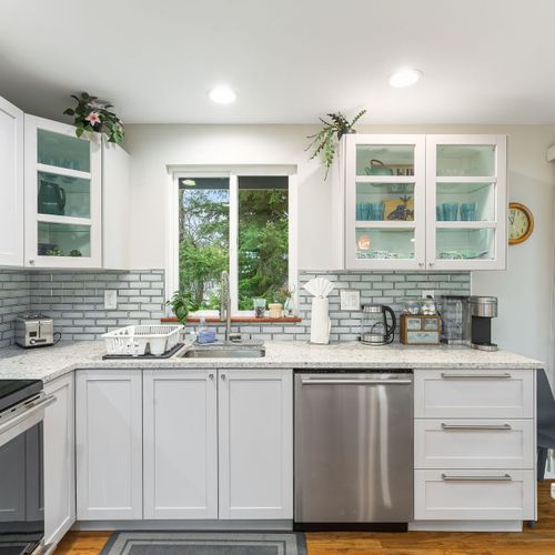 With a complete set of appliances and plenty of prep space, this kitchen is ready for any meal.