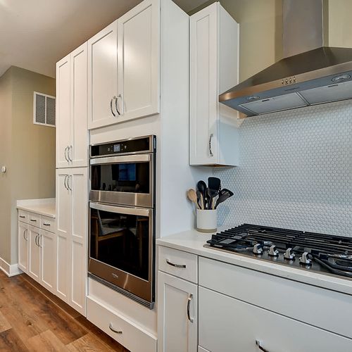 Cooking dinner? These modern stainless steel appliances and updated cabinetry make for a seamless and enjoyable cooking experience.