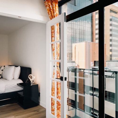 Door connecting bedroom 1 to bedroom 2 (can be closed for privacy)