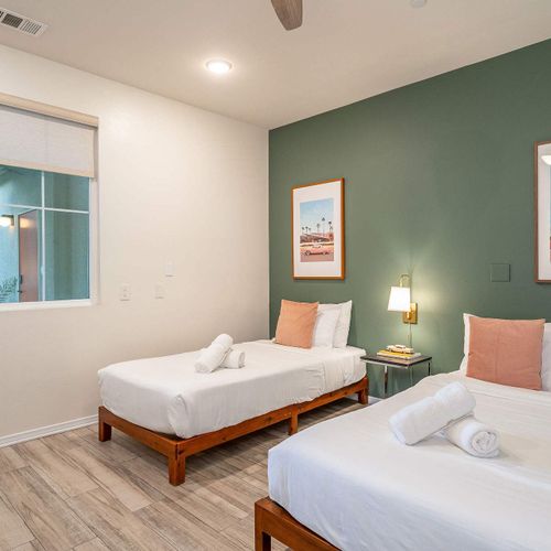 Twin bed and a queen bed in bedroom 4