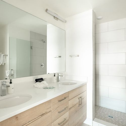 Primary bedroom's full and private ensuite bathroom