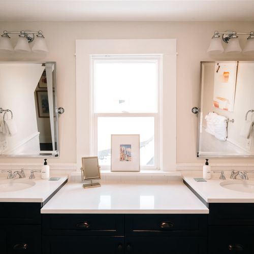 En suite bathroom with dual vanity