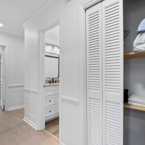Spacious and airy hallway with ample storage and a stylish bathroom—comfort and convenience await!