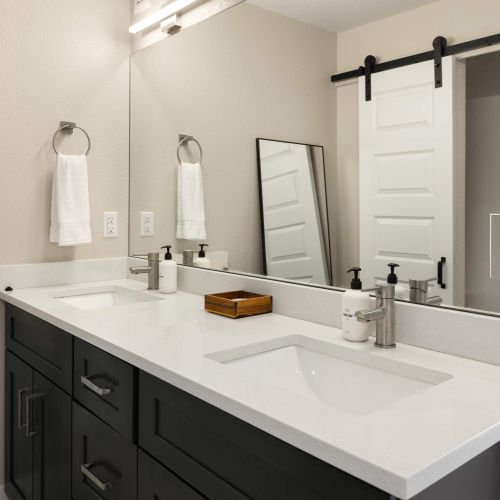 Primary en suite bathroom