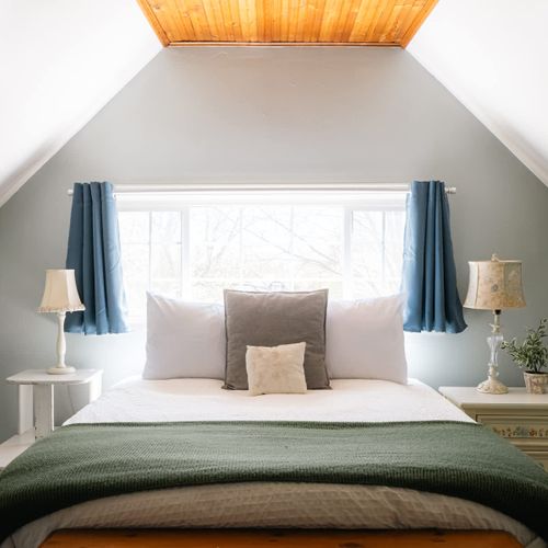 Bedroom 1 - queen bed