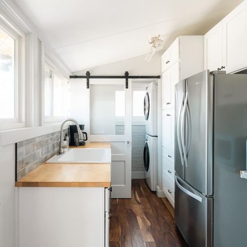 Kitchen and laundry area with washer/dryer