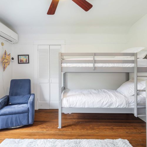 The perfect kids bedroom - with bunk beds, books and a lots of floor space