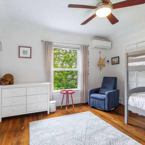 The perfect kids bedroom - with bunk beds, books and a lots of floor space
