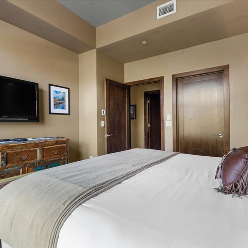 Bedroom 2 with King bed