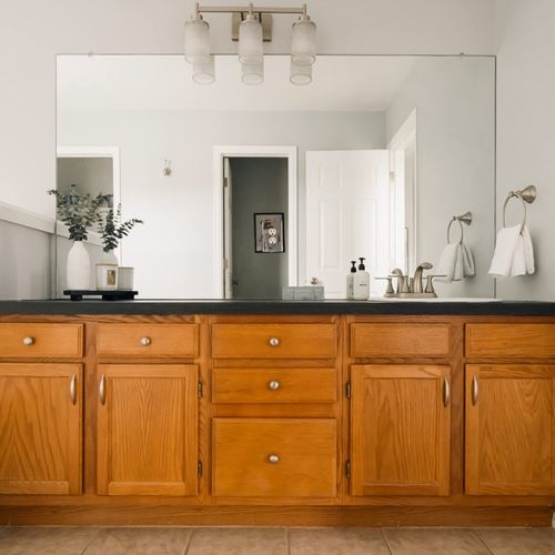 Primary en suite bathroom with large vanity
