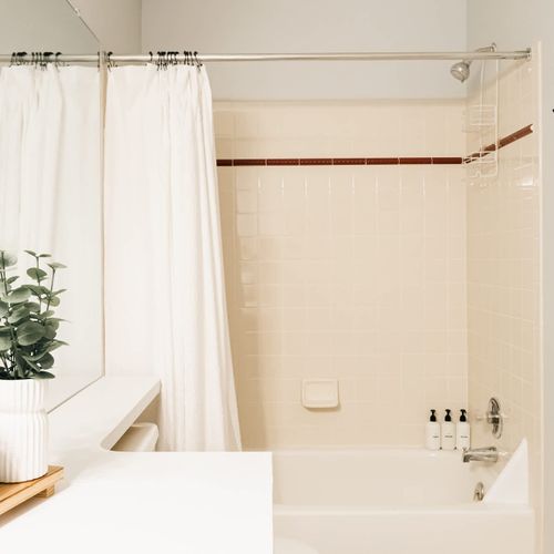 2nd floor full bathroom with shower/tub combo