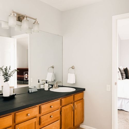 Primary en suite bathroom