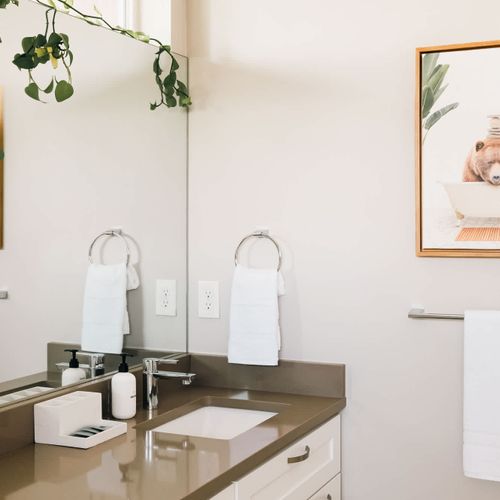 Primary bedroom's full ensuite private bathroom