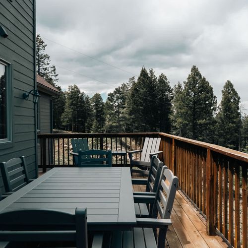 Upper level deck with outdoor dining space
