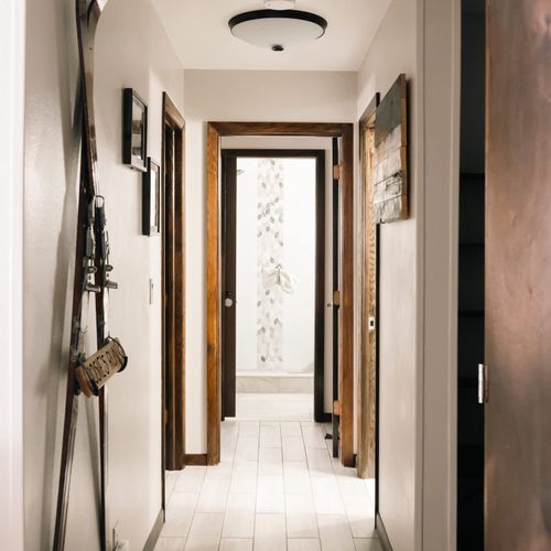 Hallway leading to the bedrroms and bathrooms