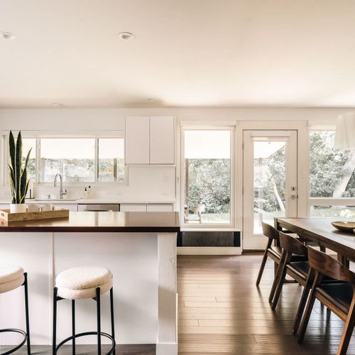 Large and bright kitchen