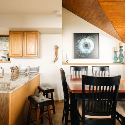Kitchen bar-style seating and dining area