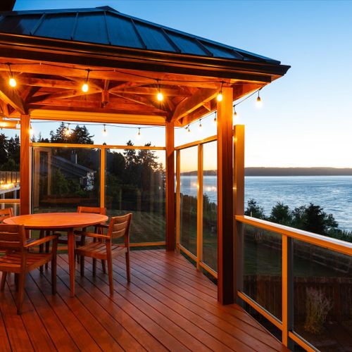 Dinner outside feels casual here. You won’t be rushing to clean up before dark.