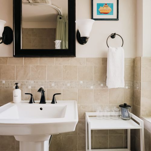 Upstairs full bathroom