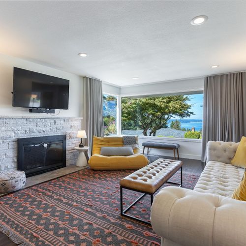 Bright and cozy lounge for reading, chatting, or watching your favorite shows.