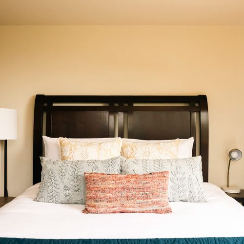 Queen bed in bedroom 4