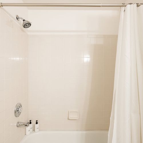Tub/shower combo in the bunk room's full ensuite bathroom