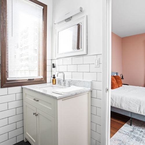 Full bathroom with modern vanity!