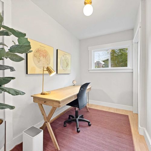 Separate desk / work area just off the kitchen