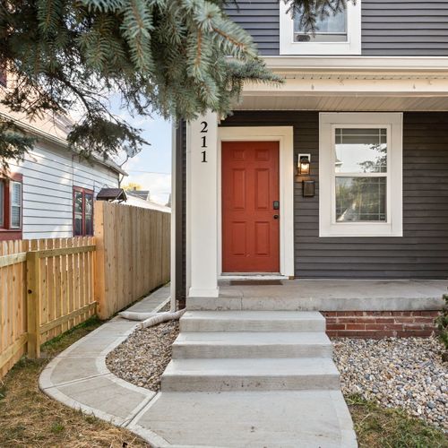 Charming Entrance: Bright red door welcomes you to unforgettable Indianapolis adventures!