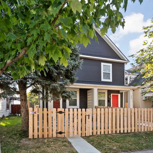Exterior: Charming facade with vibrant accents, perfect for your Indiana adventure!