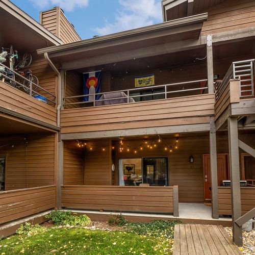 Exterior/Patio  (The propane gas grill on site is not an advertised amenity)