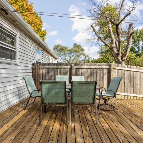 Outdoor seating available for 6!