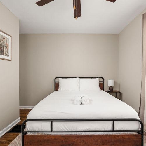 Queen sized bed, with a ceiling fan and premium linens!